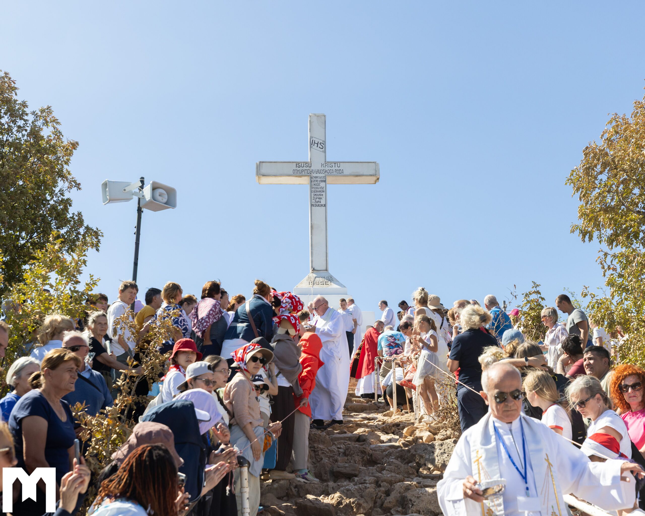 Peregrinos durante a celebração da Exaltação da Santa Cruz no Križevac